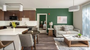 Eine moderne Wohnung mit Küche, Essbereich und Wohnzimmer.