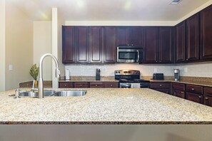 Private kitchen - Landing | Spectacular 2BD, Pool, Gym (Oxford)