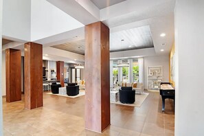 Eine großzügige Hotelhalle mit hohen Decken, großen Fenstern und einem modernen Design.