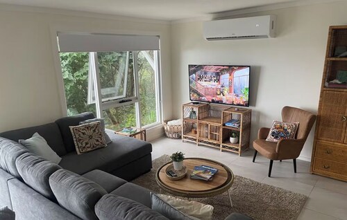 BREATHTAKING VIEWS OVER THE ILLAWARRA ESCARPMENT- 3 BED COTTAGE