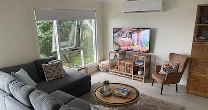 BREATHTAKING VIEWS OVER THE ILLAWARRA ESCARPMENT- 3 BED COTTAGE