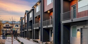 Exterior detail - Landing | Incredible 2BD, Pool, Gym (Roy)