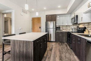 Private kitchen - Landing | Modern 1BD, Pool (Tampa)