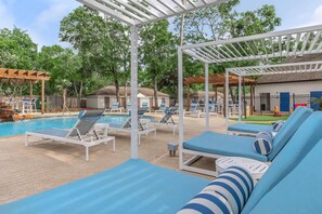 A poolside area with lounge chairs and a pergola. - Landing | Stylish 1BD, Gym (Pasadena)