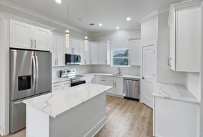 Private kitchen - Bay St. Louis Coastal Getaway. 3BR/3BA Near Old Town (Bay St. Louis)