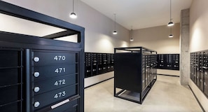 Una bugaderia moderna amb armaris negres numerats del 470 al 473, i una secció amb la indicació 'CORREIXA ENVIADA'.