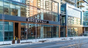Un edifici modern amb grans finestres de vidre i un rètol que diu 'SOCIETY Nashville'.