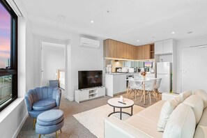 Eine moderne Wohnung mit Wohnzimmer, Essbereich und Küche.