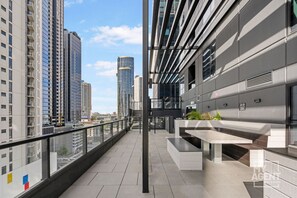 Ein moderner Balkon mit Blick auf umliegende Hochhäuser.
