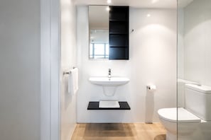 Bathroom - Level 24 City 1 Bedroom (Melbourne)