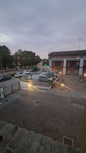A parking area with multiple cars, a building with a flat roof, and a street with traffic lights. - Intero appartamento max 6 posti letto .
Fra Parma e Reggio Emilia (Sant'Ilario d'Enza)