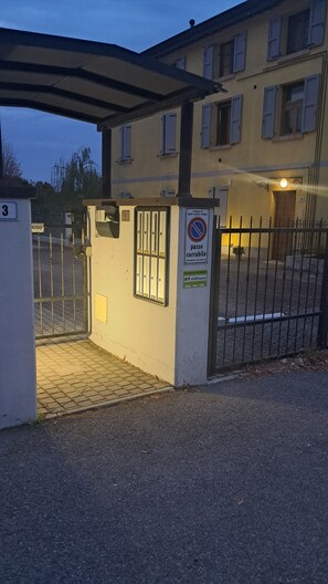 A gated entrance with a metal gate, a sign indicating a no parking zone, and a building with multiple windows and a door. - Intero appartamento max 6 posti letto .
Fra Parma e Reggio Emilia (Sant'Ilario d'Enza)