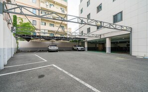 Un estacionamiento de varios niveles con dos coches aparcados.