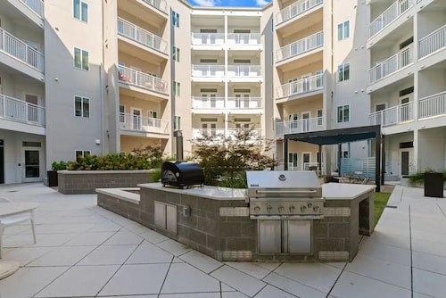 Landing | Chic 1BD, Gym, Courtyard