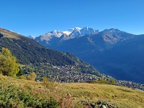 Een bergachtig landschap met een stadje in het dal.