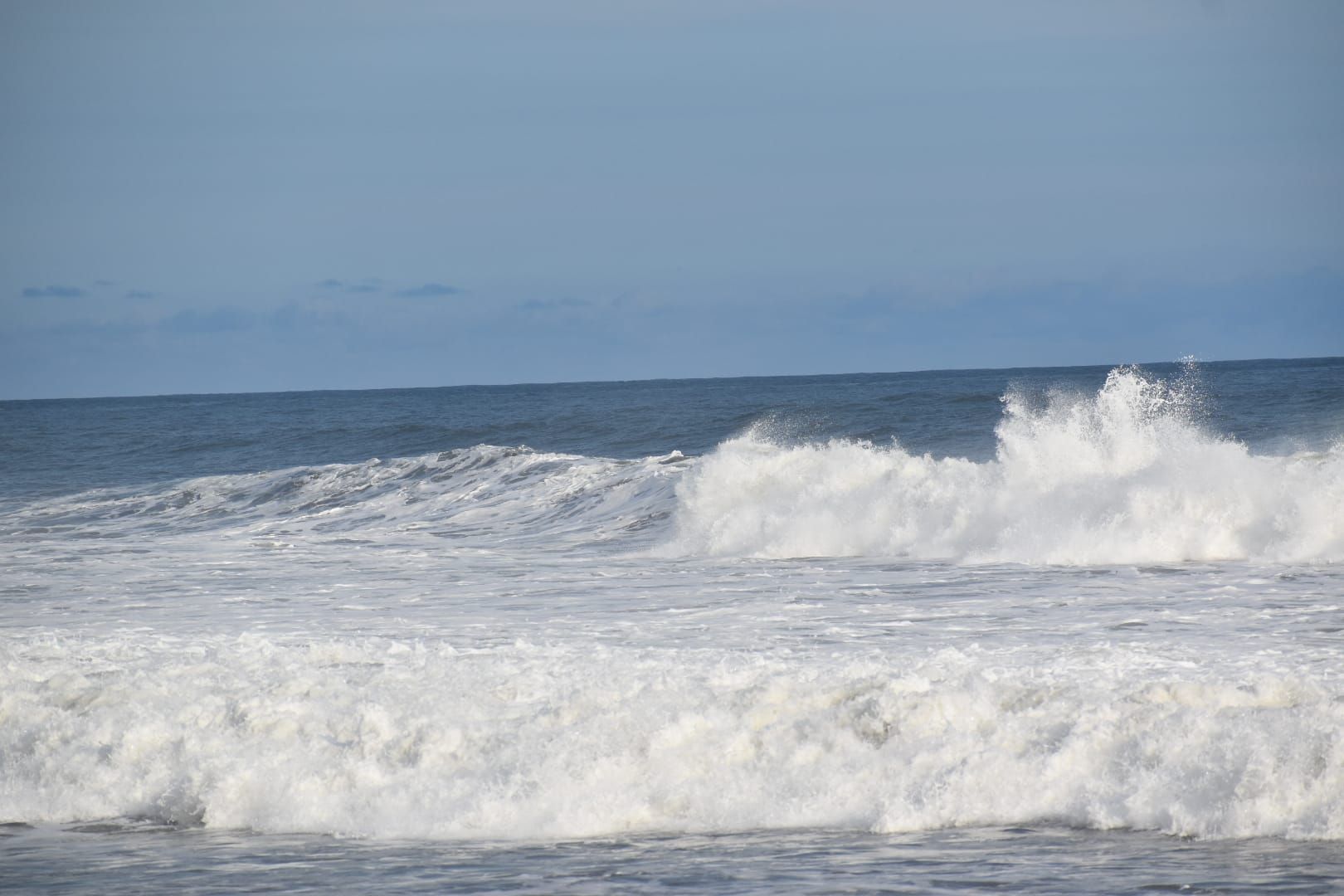 Une vue sur l’océan, avec des vagues qui déferlent sur le rivage.