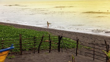 Une plage avec une clôture en bois et un bateau.