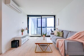 Living area - StayAU High-Rise Luxury in CBD Apt @EQ Tower (Melbourne)