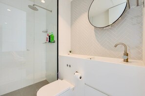 Bathroom - StayAU High-Rise Luxury in CBD Apt @EQ Tower (Melbourne)