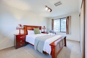 Room - StayAU Spacious 2-Story Retreat & Easy City Access (Mont Albert North)