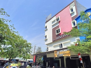 A multi-story building with a sign for 'Lucky Inn' and a banner for 'Official Jawara Basecamp.' - Hotel O near Mall Panakkukang (Makassar)