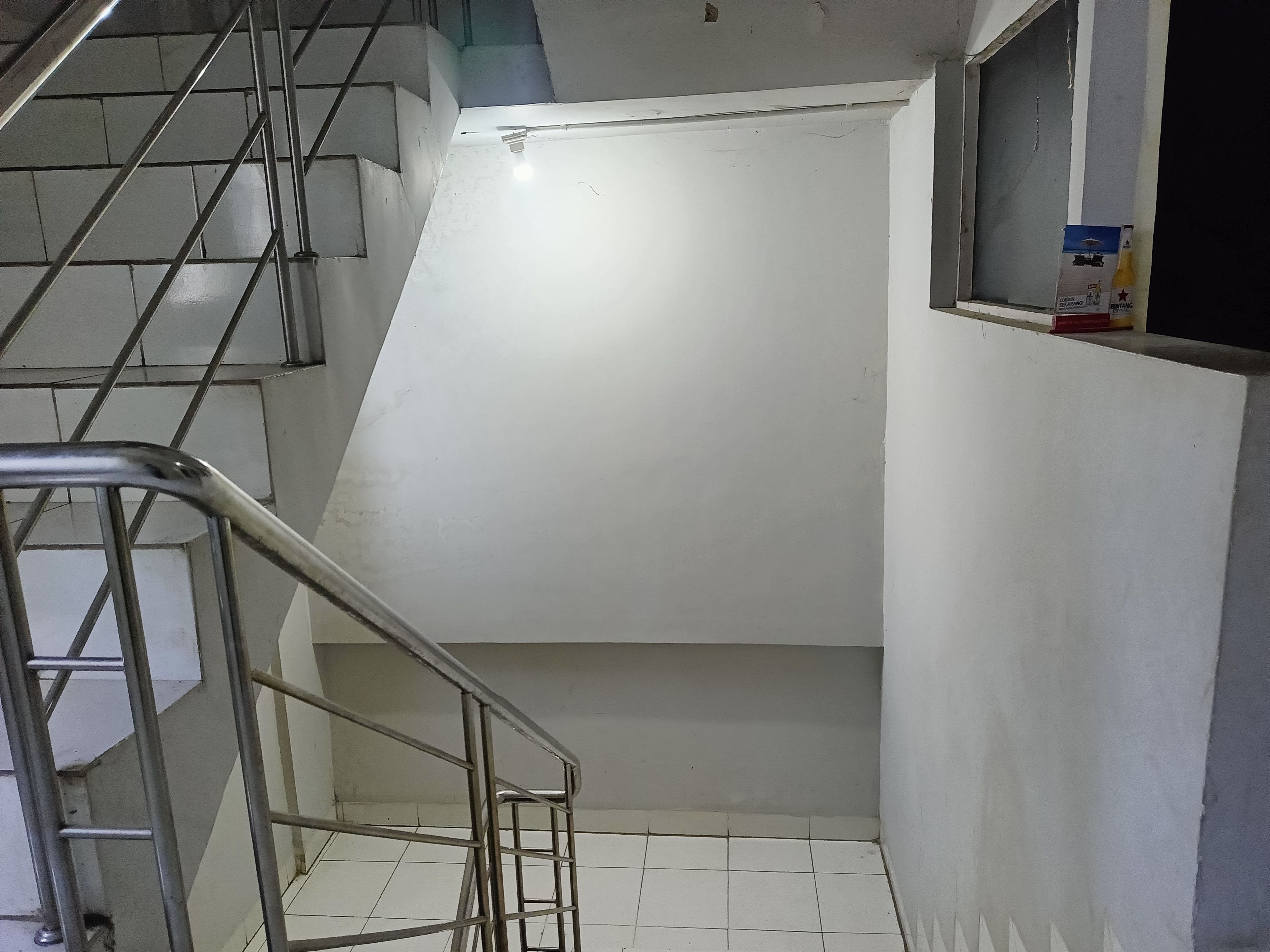 Una escalera con barandales de metal que conduce a una plataforma.