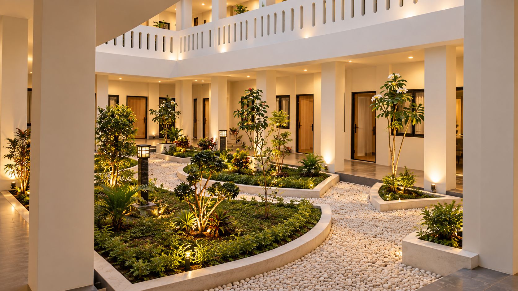 Ein mehrstöckiger Innenhof mit mehreren Etagen, der ein zentrales Gartenareal mit verschiedenen Pflanzen und einem Kiesweg bietet.