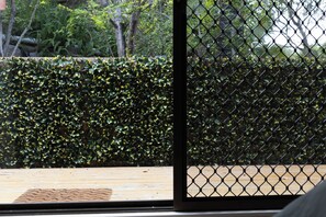 Back patio - Convenient and Peaceful Studio in Brisbane South (Shailer Park)