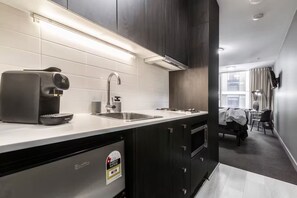 Private kitchen - Cozy City Studio by QV Market (Melbourne)