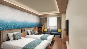 Habitación de hotel con dos camas, un sofá, un televisor y una pared con diseño texturizado.
