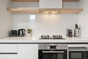 Private kitchen - Modern 2 Bedroom with Parking (Docklands)