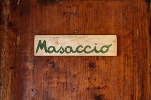 A wooden plaque with the word 'Masaccio' written on it. - Casa Masaccio by Maison Florence (Florence)