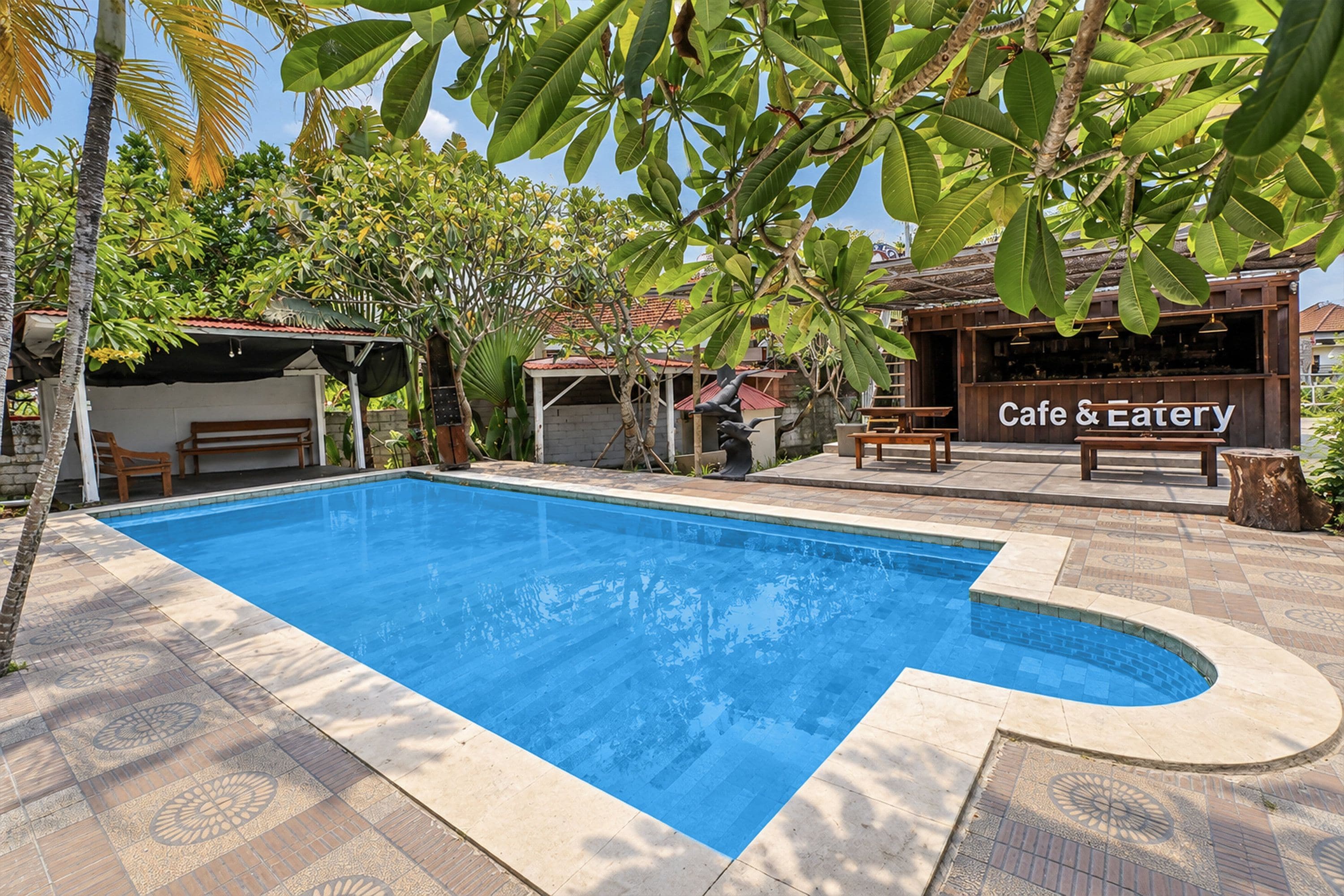 Une piscine avec un café et un restaurant situés à proximité.