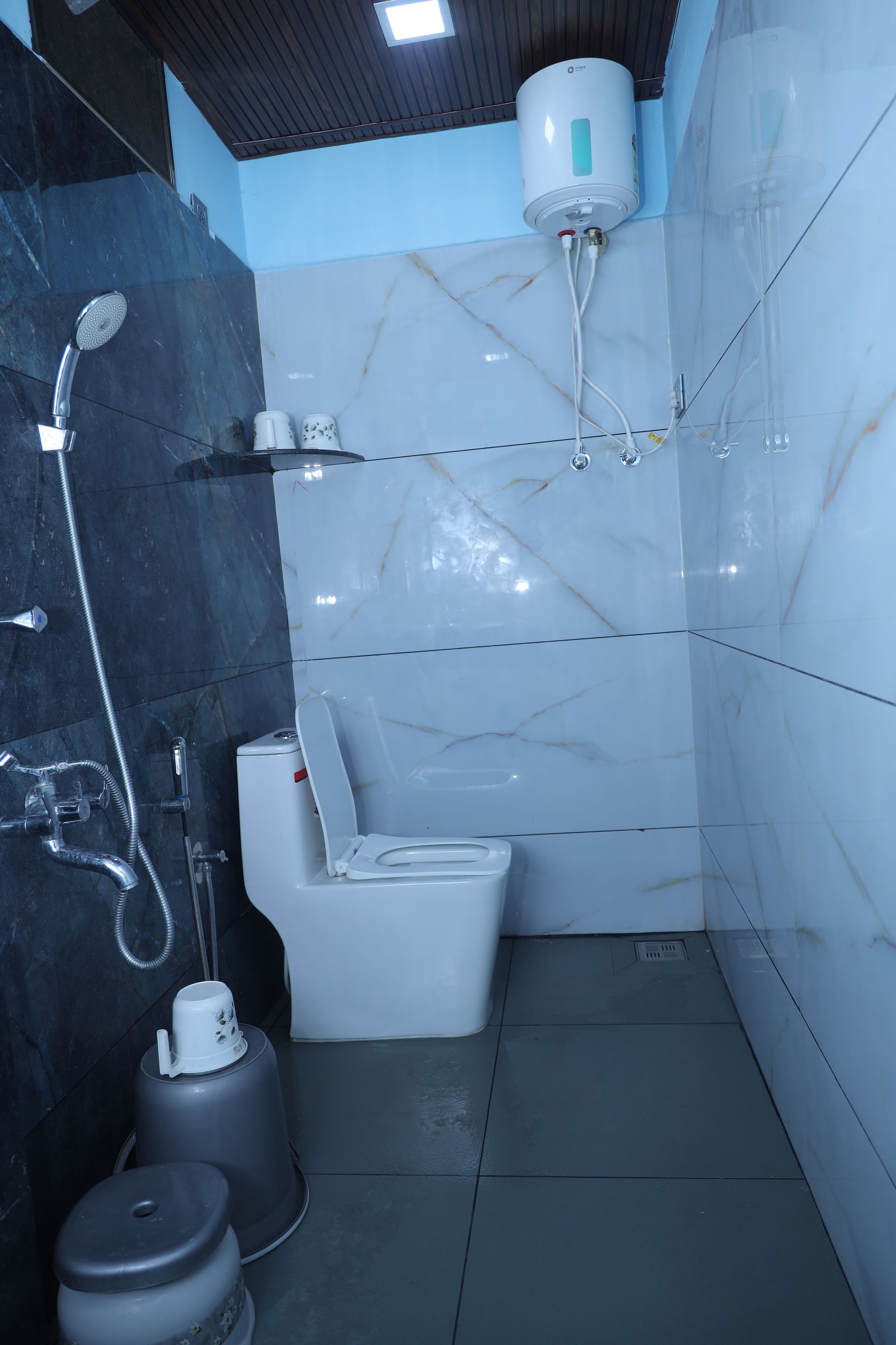 Une salle de bain comprenant des toilettes, une douche et un bidet.