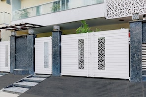 A gated entrance with a modern design, featuring a series of columns and decorative metalwork. - Townhouse Hotel Sec- 54 Golf Course Road (Gurugram)