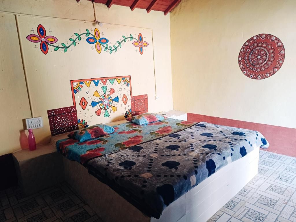 Una habitación con una cama, un adorno en la pared y un piso con diseño.