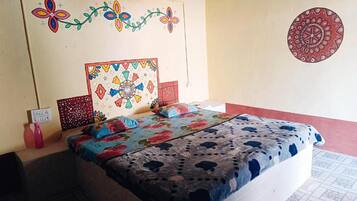 Una habitación con una cama, un adorno en la pared y un piso con diseño.
