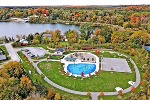 A residential area with a swimming pool, tennis court, and a lake in the background. - Waterfront Autumn getaway with private dome (Whitchurch-Stouffville)