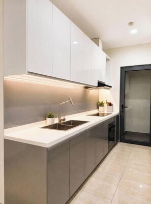 Private kitchen - Family 2BR Apt | Pool, Kitchen & Central Da Nang (Đà Nẵng)