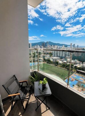 Property grounds - Family 2BR Apt | Pool, Kitchen & Central Da Nang (Đà Nẵng)