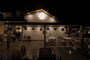 Outdoor dining - Hotel Parkley Inn (Nanital)