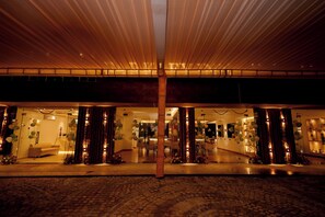 Outdoor dining - Hotel Parkley Inn (Nanital)
