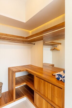Ein modernes Badezimmer mit einem Holzkosmetikschrank, einem Spiegel und einem Handtuchhalter.