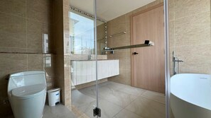 Un bany modern amb vàter, bidet i banyera.