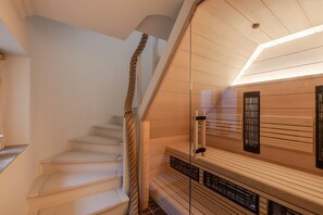 A staircase with a wooden finish and a glass railing. - Loddis Leev, Germany (Kampen (Sylt))