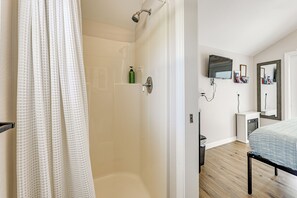 Kylpyhuoneessa on suihku, wc ja pesuallas. Seinälle on asennettu televisio, ja sen yläpuolella on peili.