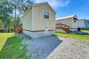 A mobile home with a wooden deck and a small porch. - Castaway Creek Cabin - Horse Creek Retreat Arcadia (Arcadia)