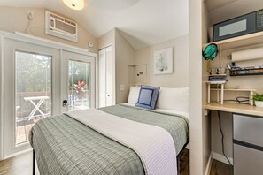 A bedroom with a bed, a desk, a chair, and a window. - Castaway Creek Cabin - Horse Creek Retreat Arcadia (Arcadia)