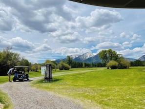 A golf course with a gravel path, a golf cart, and a signpost. - Poncha Springs Home Near Salida & Buena Vista (Poncha Springs)