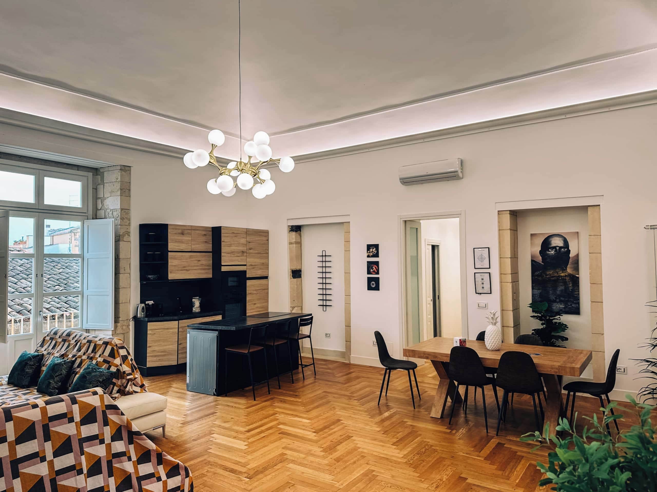 Ein modernes Interieur mit Essbereich, Küche und Sitzgelegenheiten.